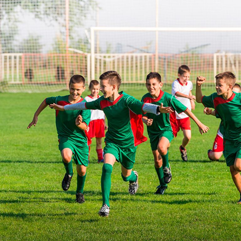 Si tu hijo juega al fútbol, ¿tiene que hacerse un electrocardiograma?